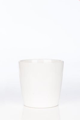 כלי קרמיקה בצבע שמנת.