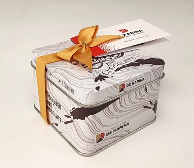 מארז פרליני שוקולד עם נגיסות אגוז פקאן קלוי באריזת פח יוקרתית