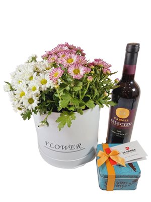 מארז קופסאת פרחים עם שוקולד מעוצב ויין